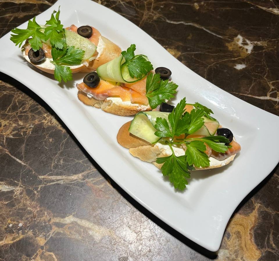 Брускети з сьомгою