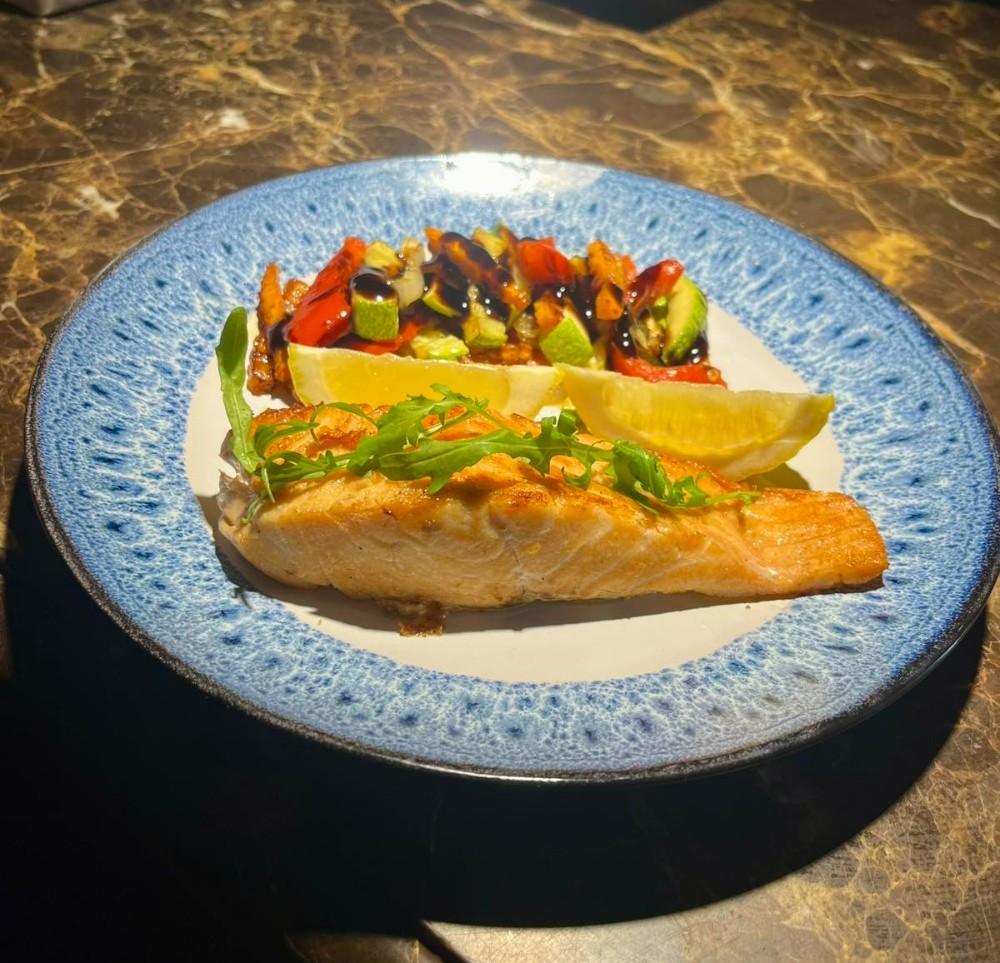 Сьомга запечена з овочами