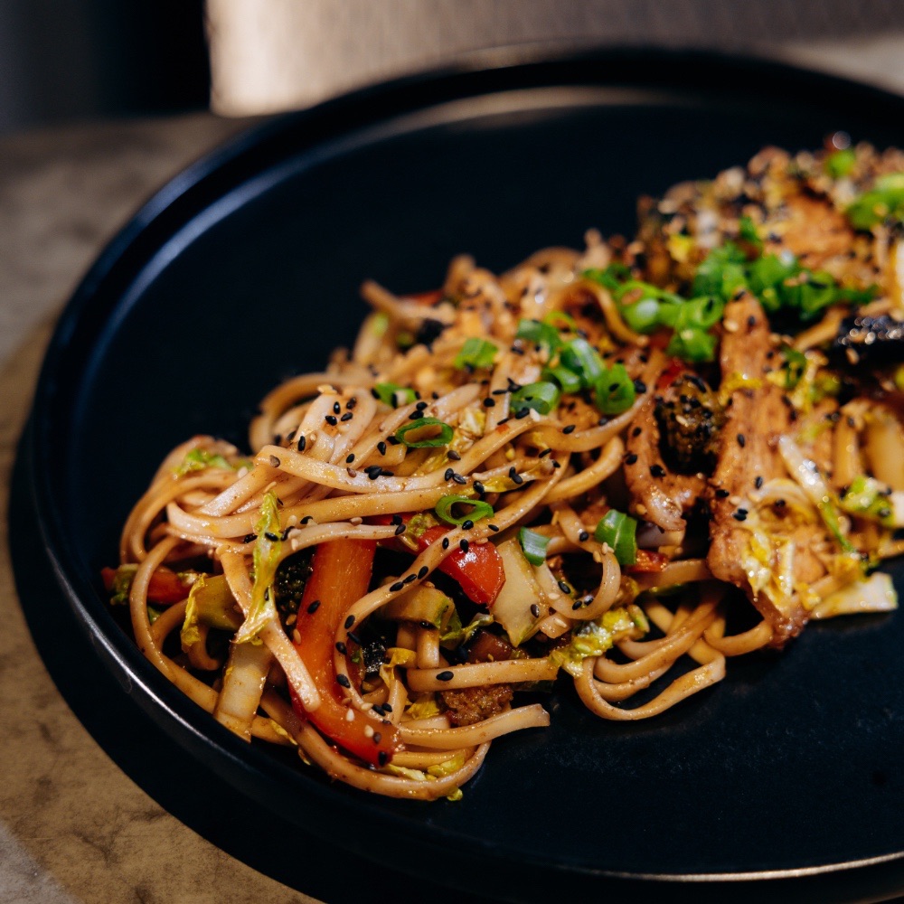 Локшина удон зі свининою