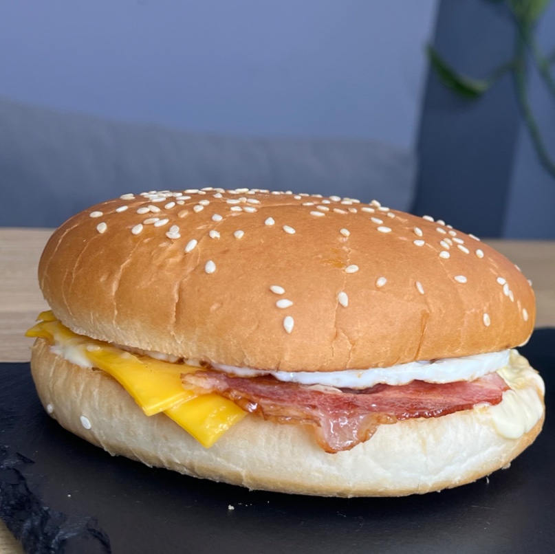 Сендвіч з яйцем,сиром і беконом