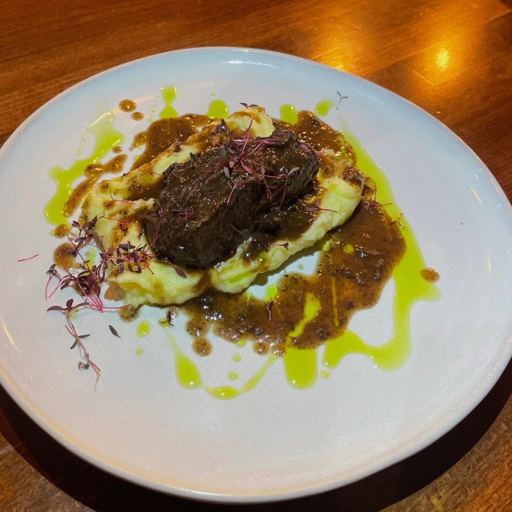 Теляча щока з картопляним пюре під соусом Деміглас