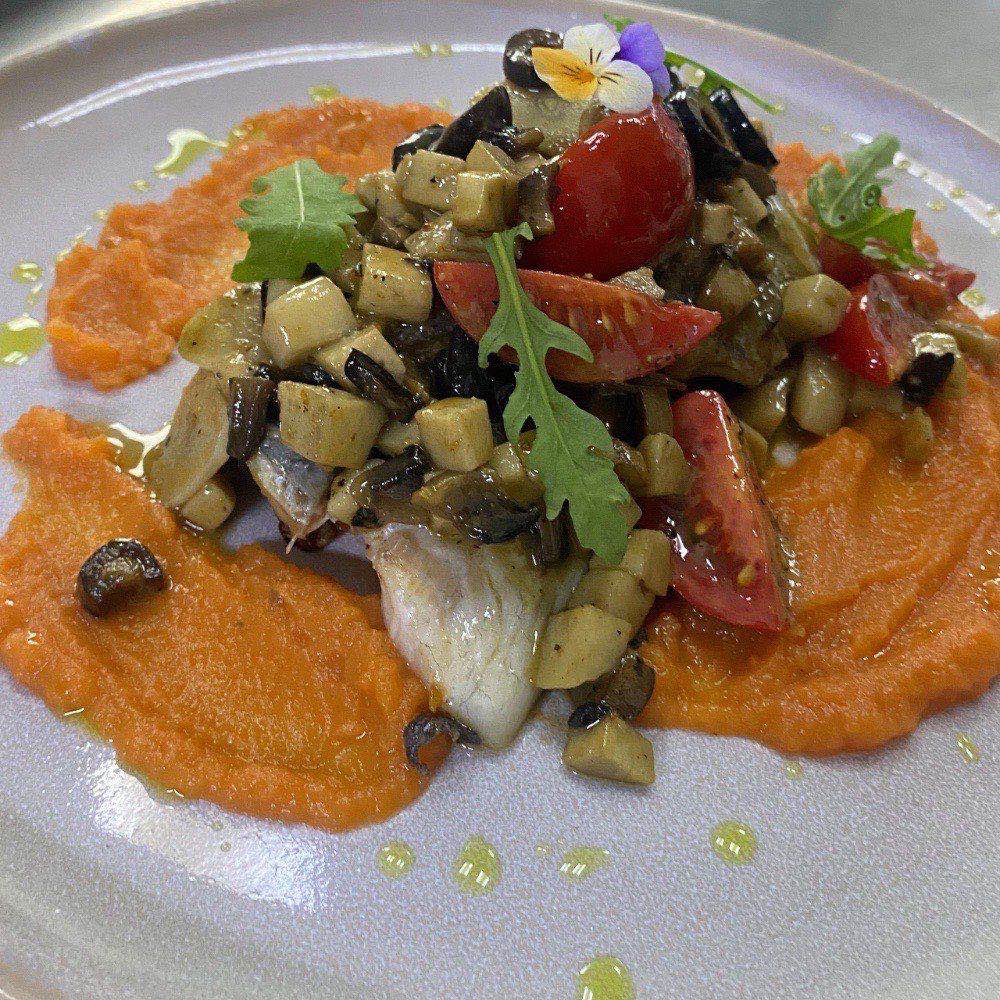 Хек на овочевій подушці в соусі з шампіньйонів та пюре з батата