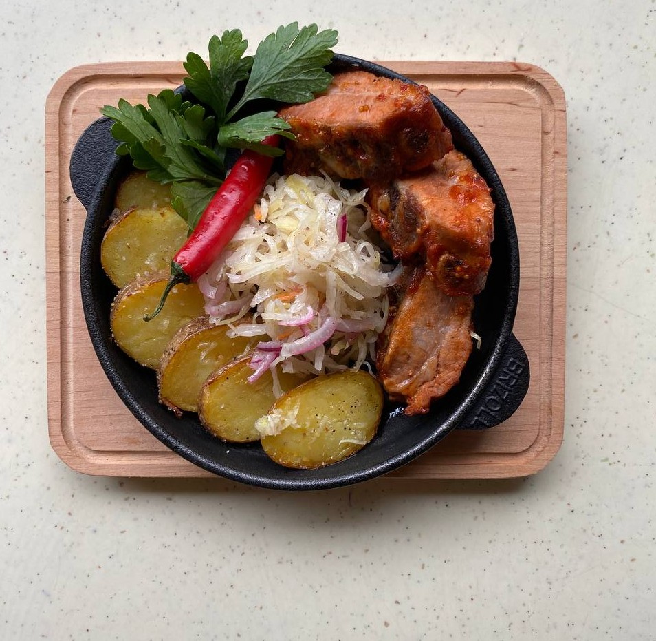 Ребра запечені з квашеною капустою