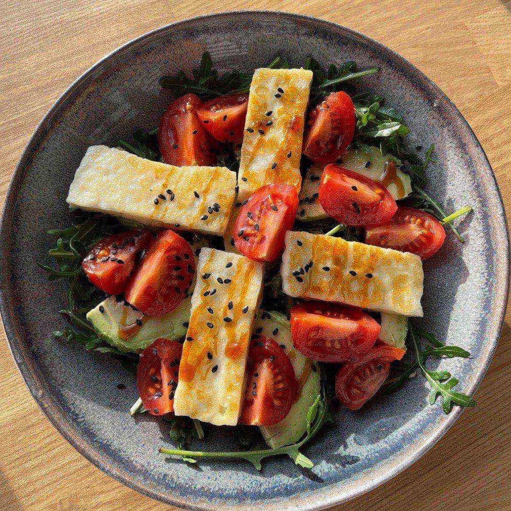 Салат з халумі та авокадо