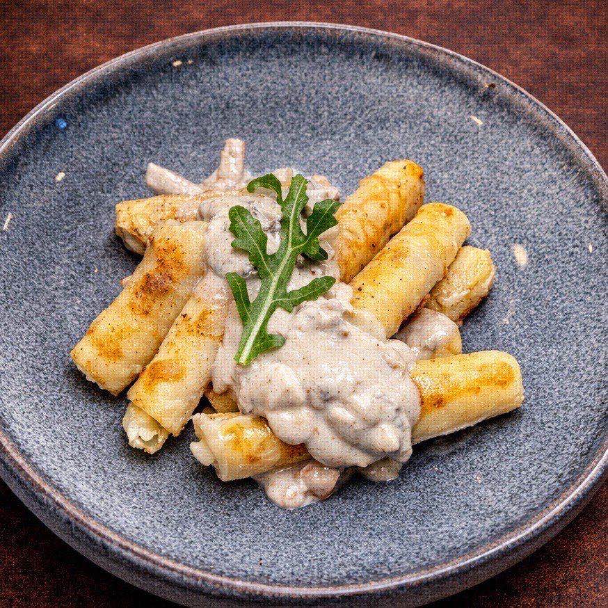 Мʼясні крепи під грибним соусом