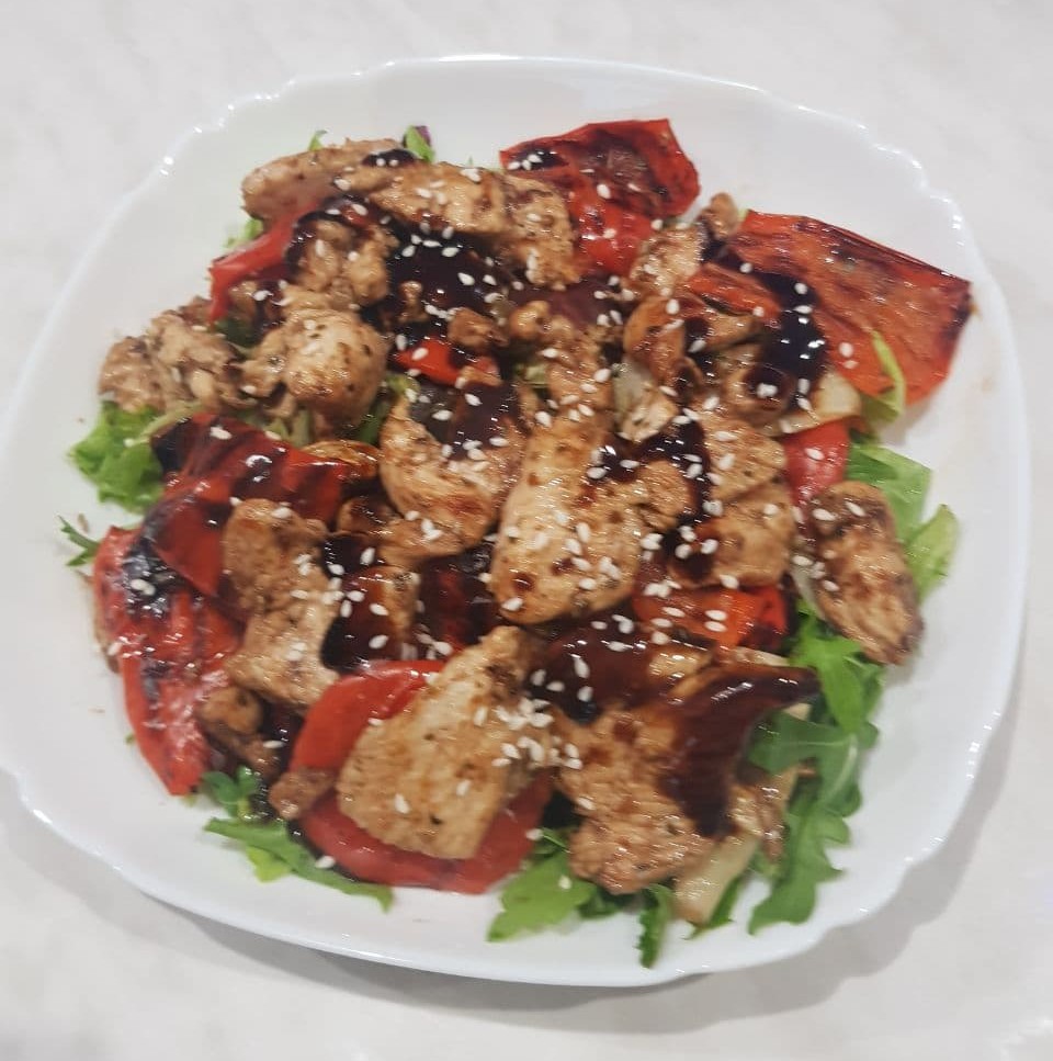 Теплий салат з курятиною