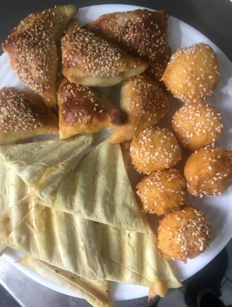 Сирні кульки, пиріжки з м'ясною начинкою, лаваш