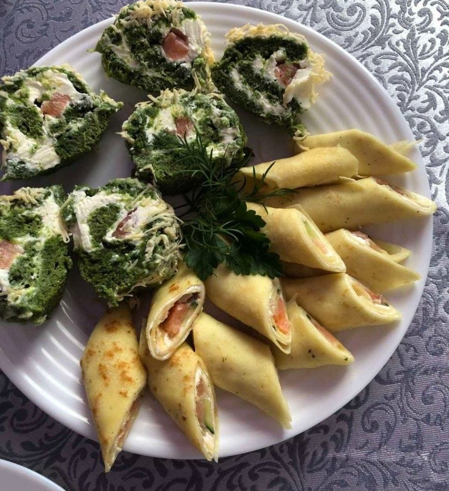 Млинці з лососем, шпинатний рулет