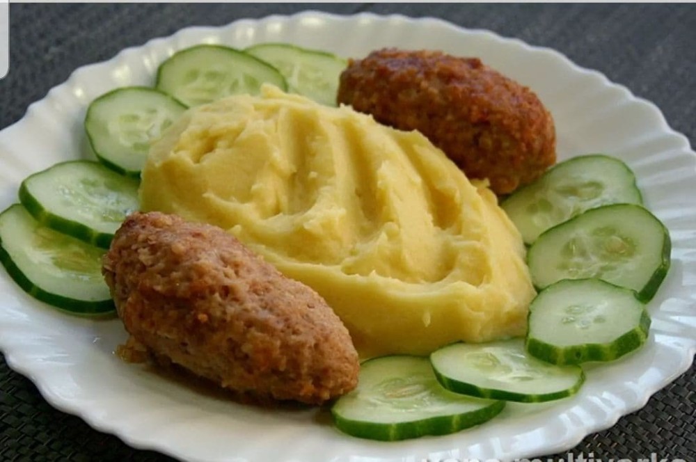 Пюре з  котлетою та овочами