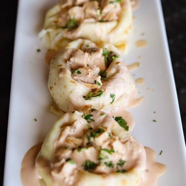 Млинці з курячим філе та вершковим соусом