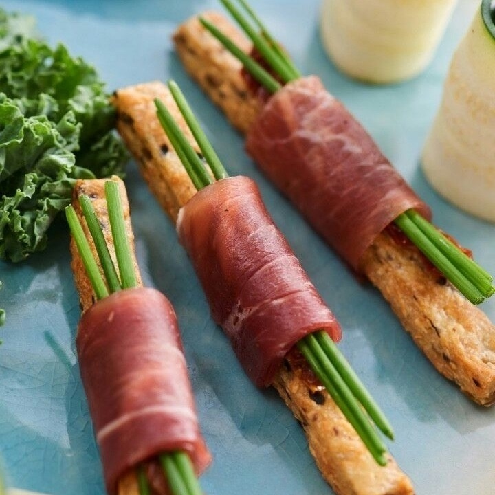 Канапе Гріссіні з веганським прошутто з вяленим томатом