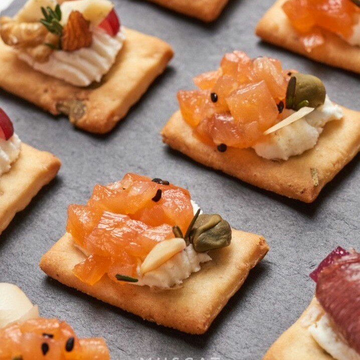 Тартар з веганського лосося з каперсами на крекері