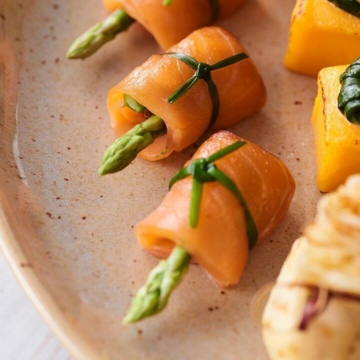 Інвольтіні з веганського лосося з міні спаржею та волосським горіхом