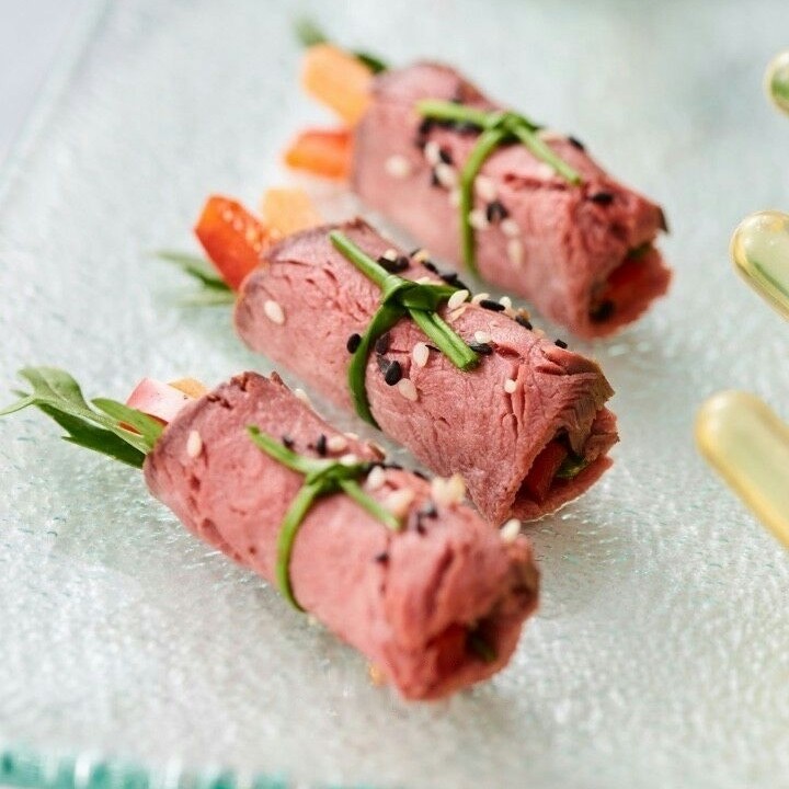 Ніжний веганський ростбіф з овочами в кунжуті