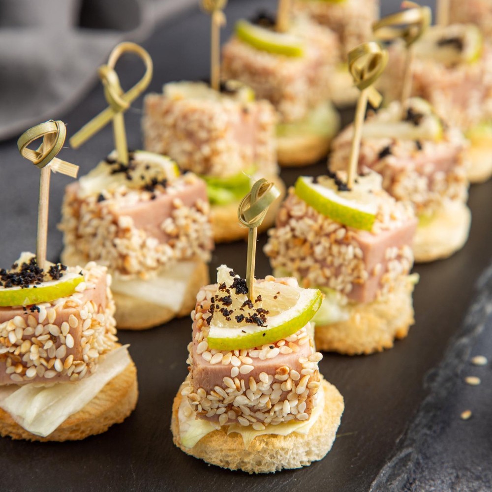 Канапе веганський тунець в кунжуті