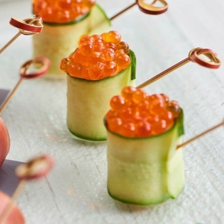 Веганський террін з веган тріски з креветками в огірку з червоною ікрою