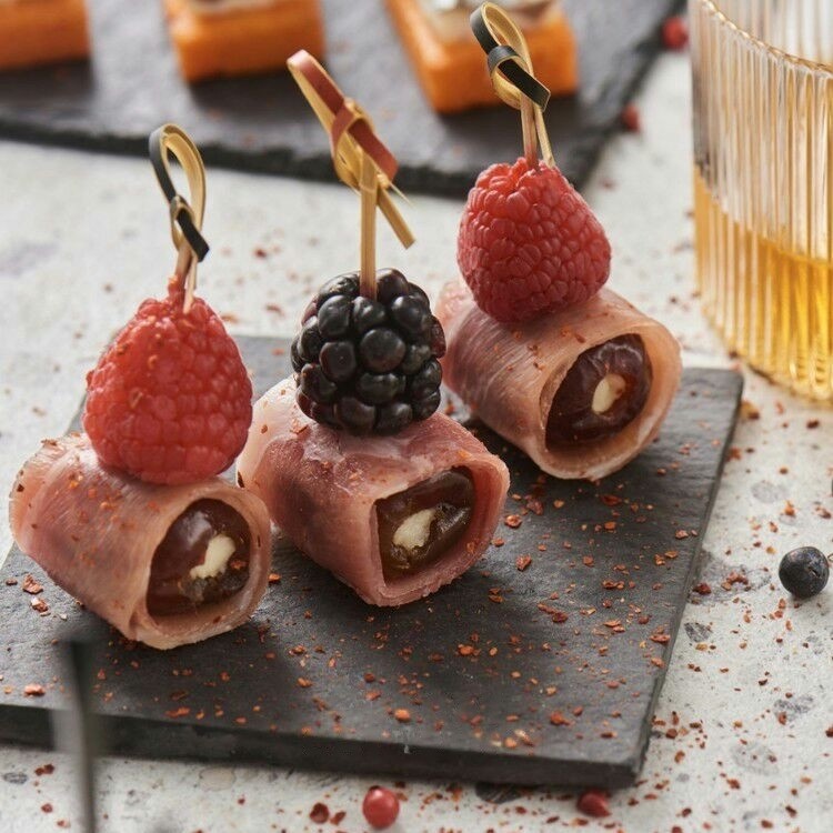 Каннеллоні із веганського прошутто з фініком та малиною