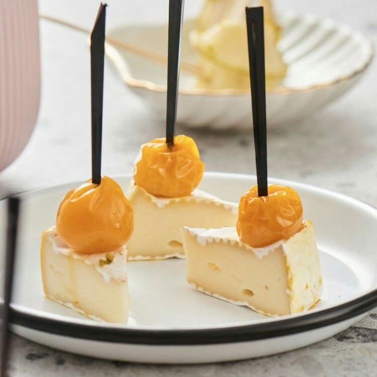 Веганський сир Брі з фізалісом