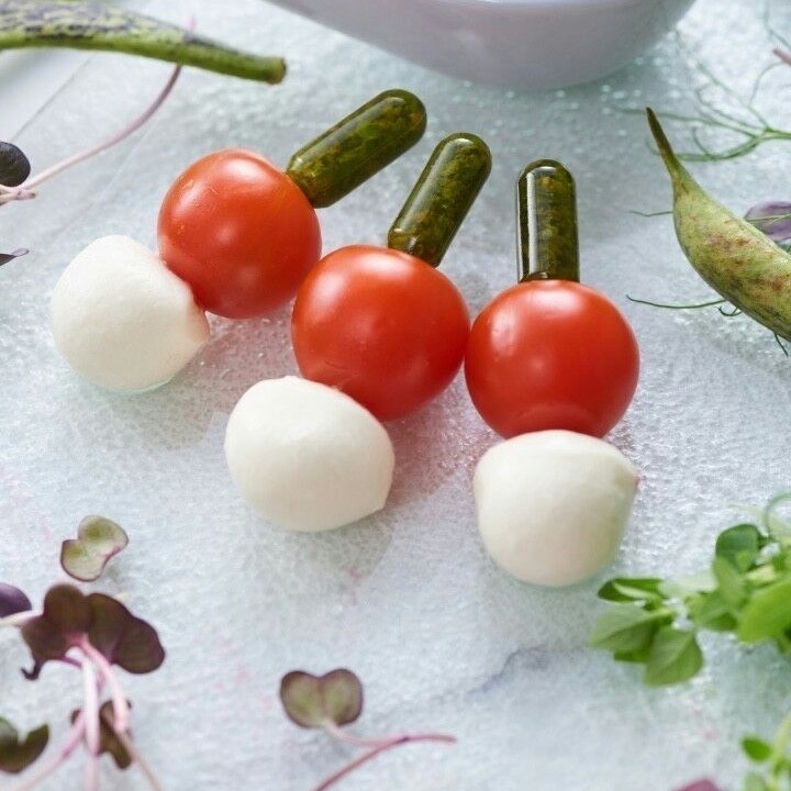 Канапе з черрі та міні моцарелою на піпетці з соусом песто