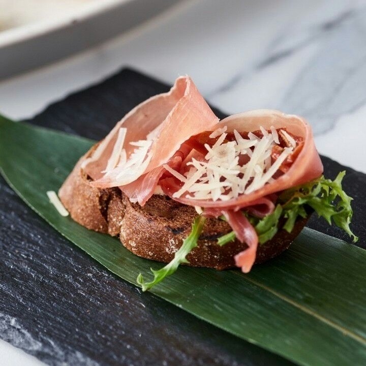 Брускета з веганським хамоном (шинкою) та сиром Пармечіз