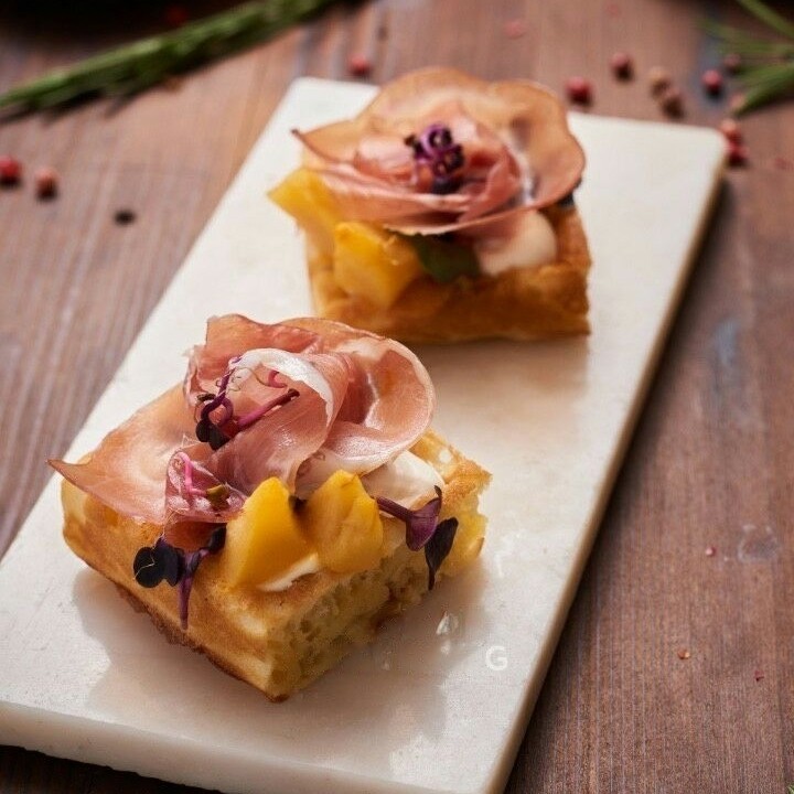 Бельгійська брускетта з веганським прошутто та гарбузом