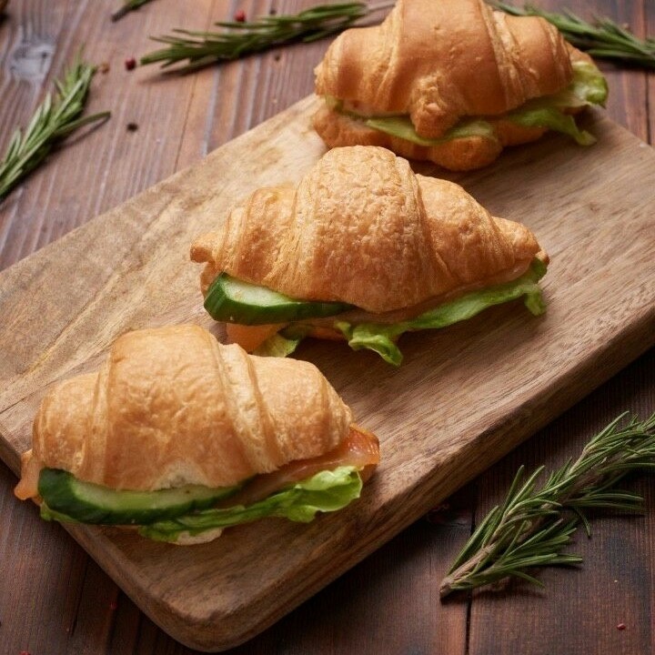 Міні круасан з веганським лососем та салатом