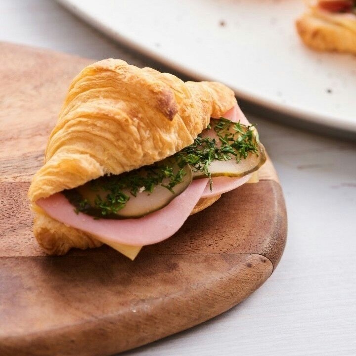 Міні круасан з веганськими шинкою та сиром