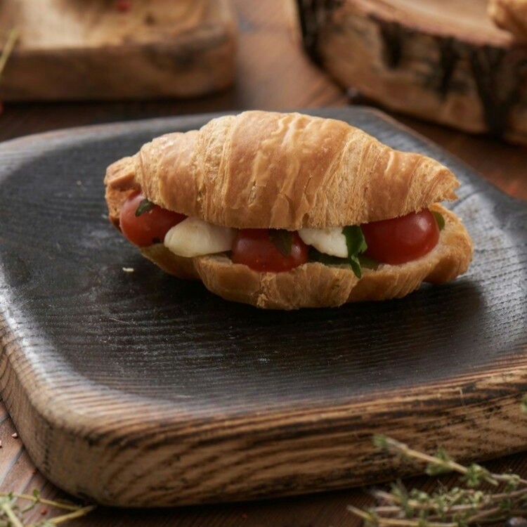 Міні круасан з моцарелою та томатами черрі руколою с песто