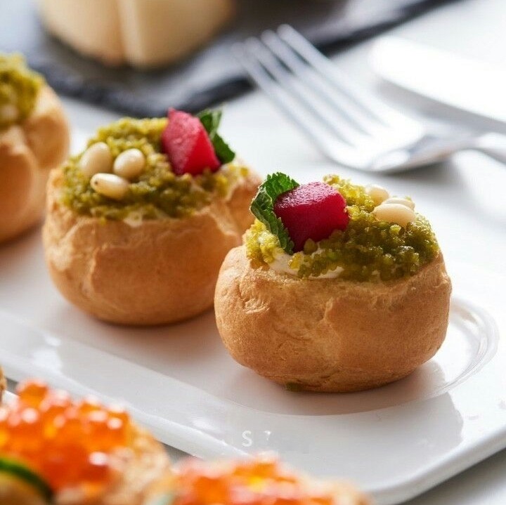 Профітроль з веганським сиром Блю печеною грушею та фісташками