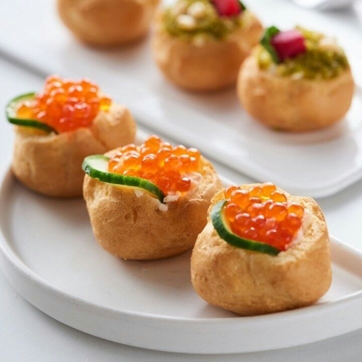 Профітроль з пастою веганського лосося та рослинною червоною ікрою