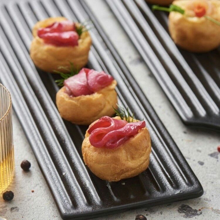 Профітролі з м'яки сиром шпінатом та веганською сьомгою гравлакс