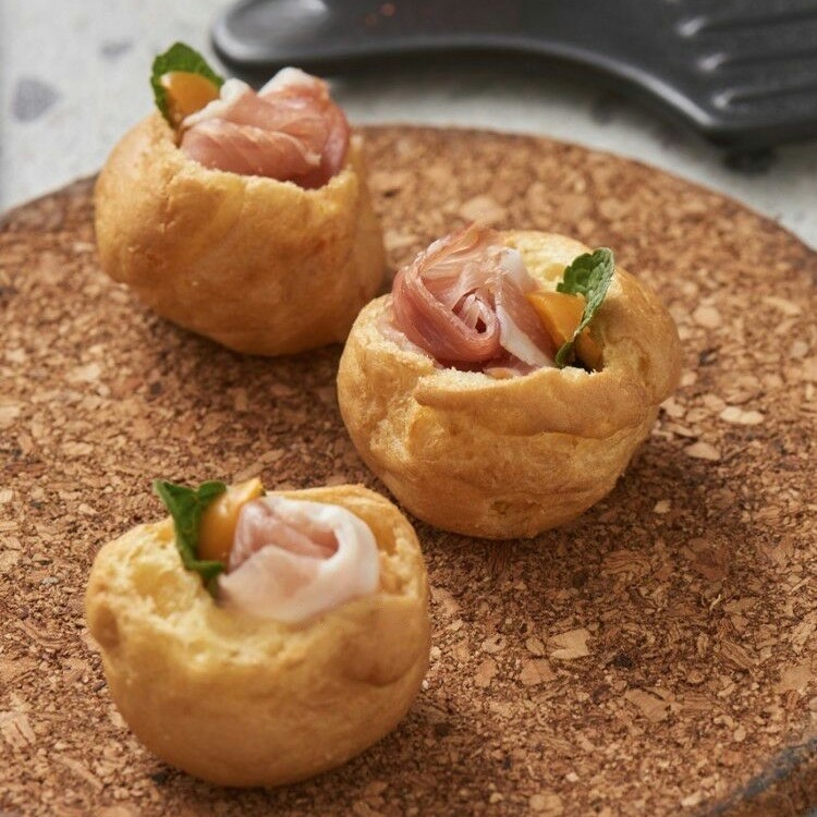Профітролі з в'яленими томатами та веганським хамоном