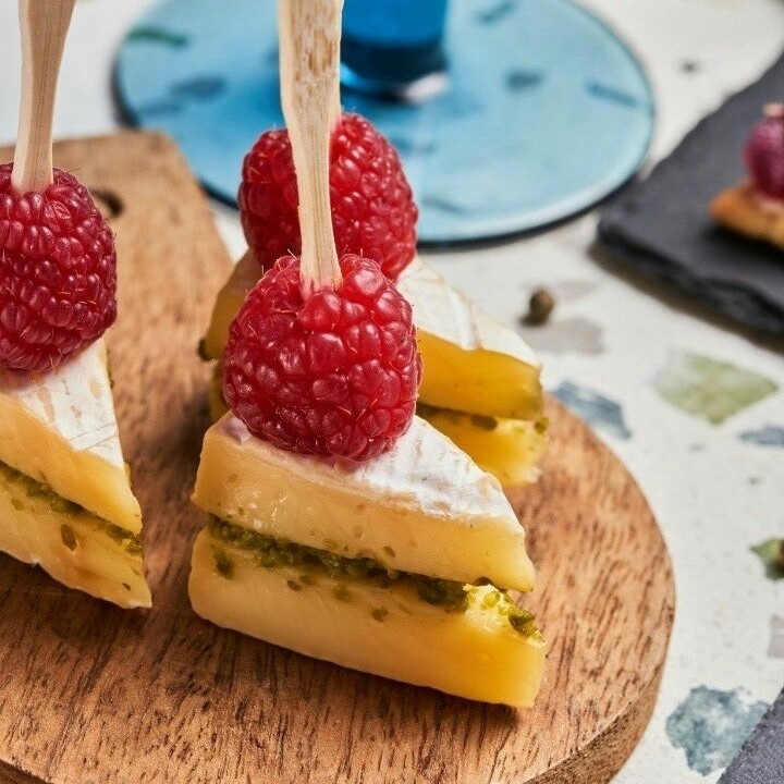 Веганський брі з малиною та фісташками