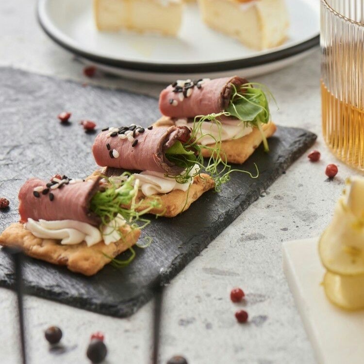 Веганський ростбіф ролл на крекері