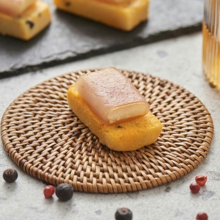 Карамелізоване яблуко з копченим веган прошутто