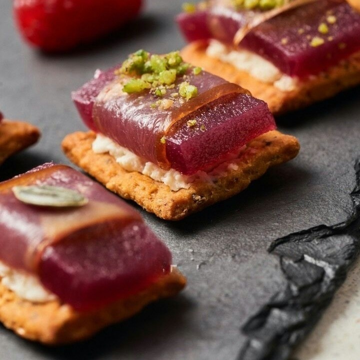 Веган прошутто з мармеладом на розмариновому крекері