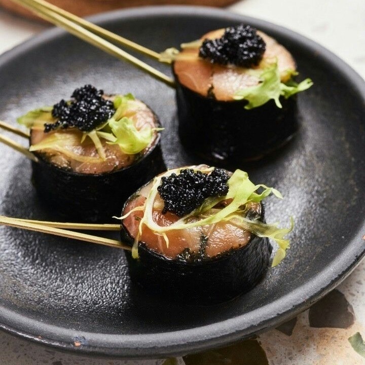 Мармуровий рол з веганською сьомгою та веган ікрою тобіко