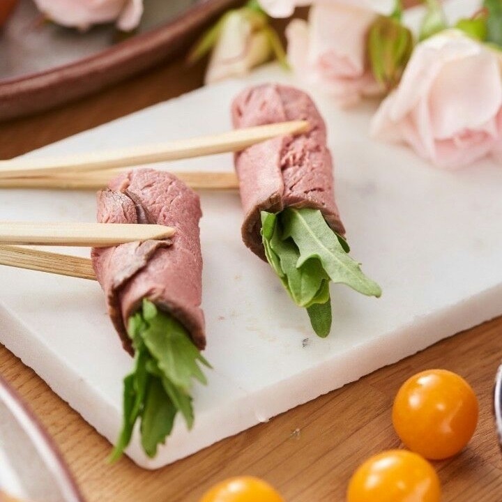 Ніжний веган ростбіф з руколою та заправкою цезар на міні прищепці