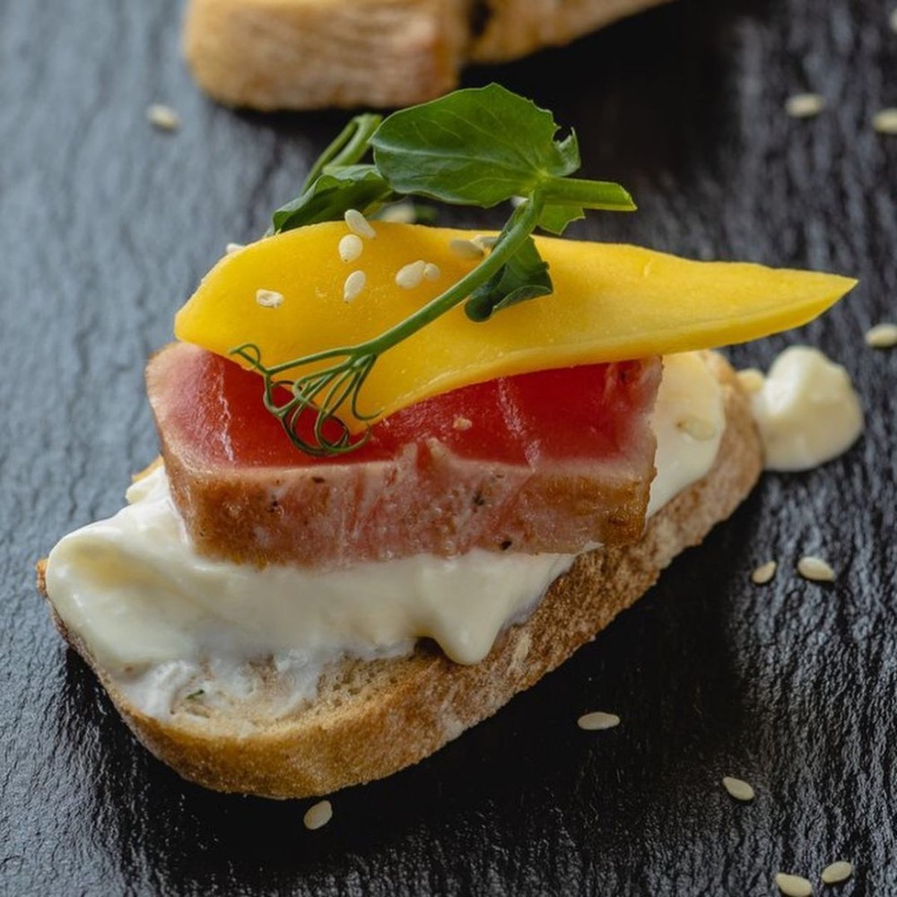 Брускета з ніжним тунцем та веган сиром страчатела