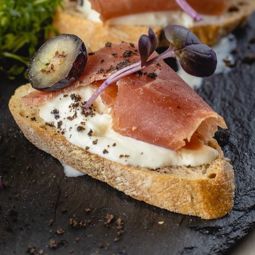 Брускета з веган хамоном м`яким рослинним сиром Буратта та джемом з журавлини