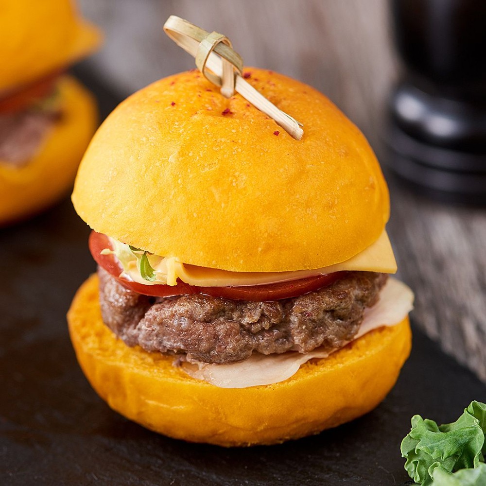 Жовтий слайдер з не муу котлетою та соусом BBQ