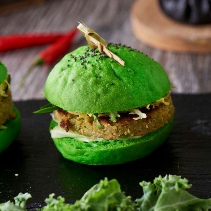 Зелений слайдер з сочевичною котлетою