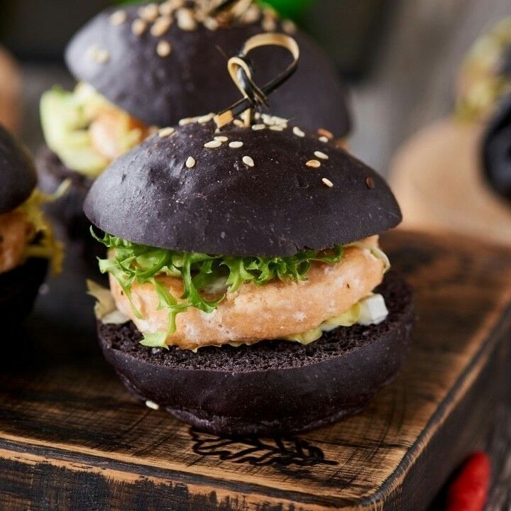 Чорний слайдер з фіш котлетою