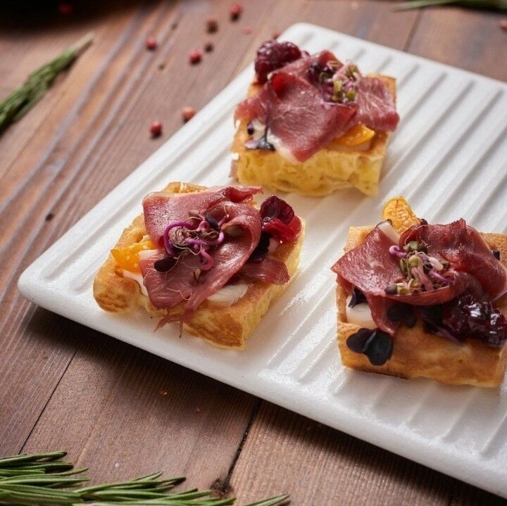 Бельгійська брускетта з копченим веганським беконом, фізалісом та конфі із журавлини
