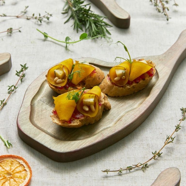 Брускета з грушею, джемом, горішками та веган сиром Дор Блю