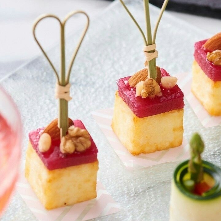 Канапе смажений тофу з виноградним мармеладом та горіхами