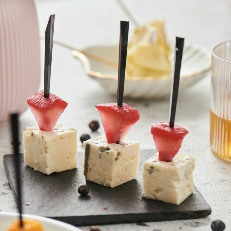 Канапе веган сиру Дор блю з п`яною грушею